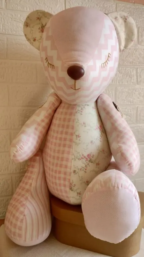 Urso artesanal de feltro, exemplo de peça feita pelo ateliê